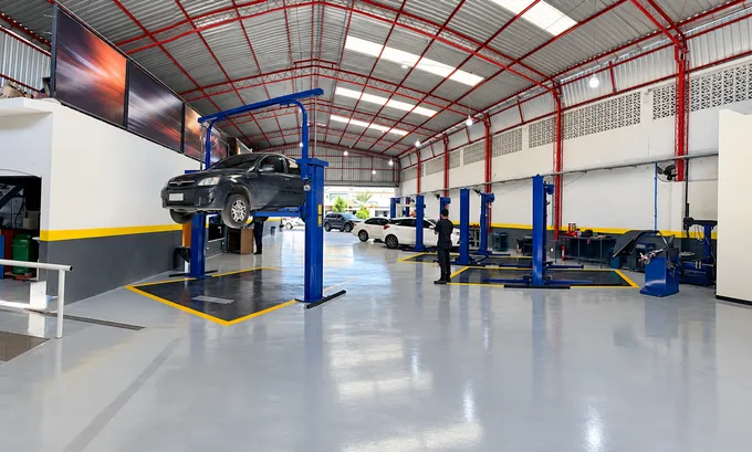 Área interna do Centro Automotivo Itaboraí com elevadores e veículos em manutenção