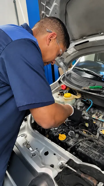 Profissional realizando manutenção no motor de um veículo